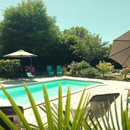 Au Pays De Jacquou : D'hotes Et Table D'hotes Bed and breakfast